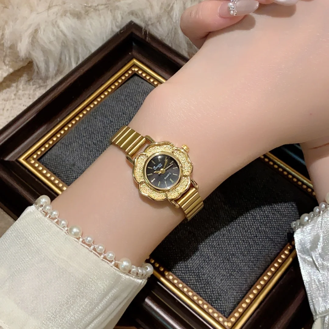 ساعة ريترو كاميليا جولد للنساء بمينا صغير وحزام من الفولاذ المقاوم للصدأ وساعات كوارتز ساعة يد عصرية هدية