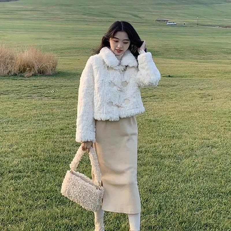 Winter Warm And Cute Horn Button Fur Short Coat Women's 2023 New Fashion Loose Thickening Plush Fleece Casual Top Women's Tide