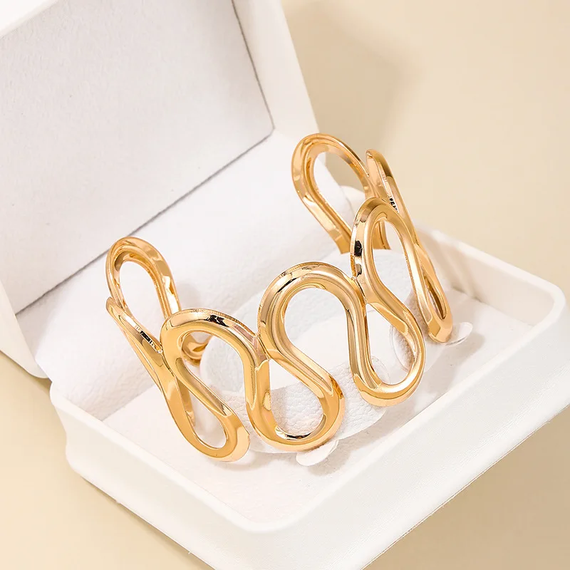 Bracelet For Women Simple Temperament Personality S-shaped Hollow Out Metal Cuff Holiday Party Gift Fashion Jewelry CB040