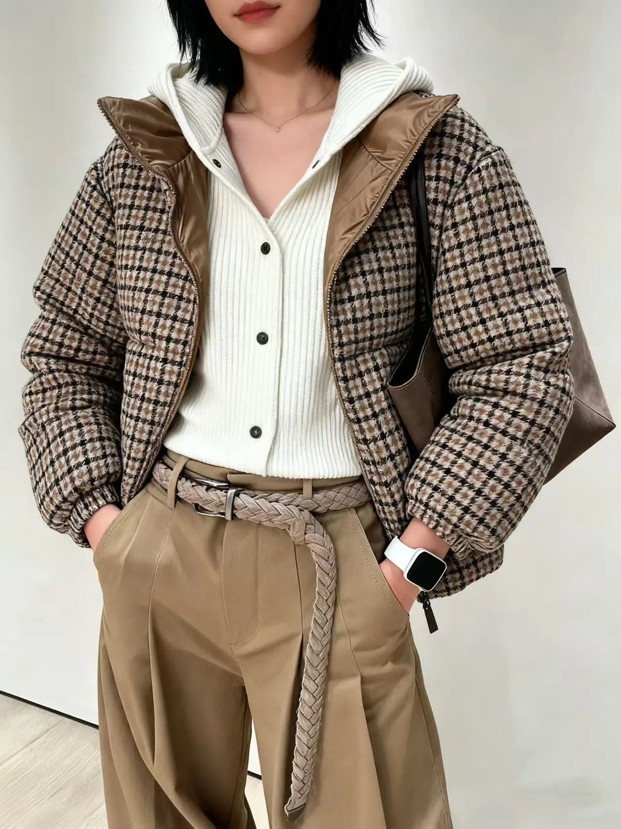 2025 الخريف والشتاء نمط جديد التباين اللون خياطة محبوك قبعة منقوشة أوزة أسفل سترة عصرية تنوعا سترة عادية