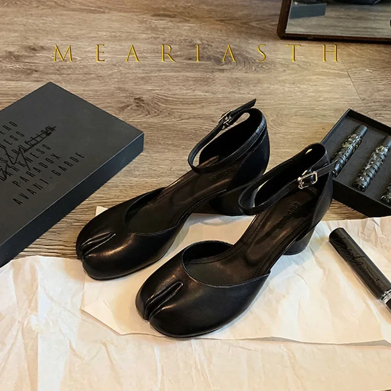 

Новые женские туфли-лодочки с разделенным носком на среднем толстом каблуке Мэри Джейн, женские туфли на круглом высоком каблуке, сандалии с пряжкой и ремешком, однотонные стильные туфли