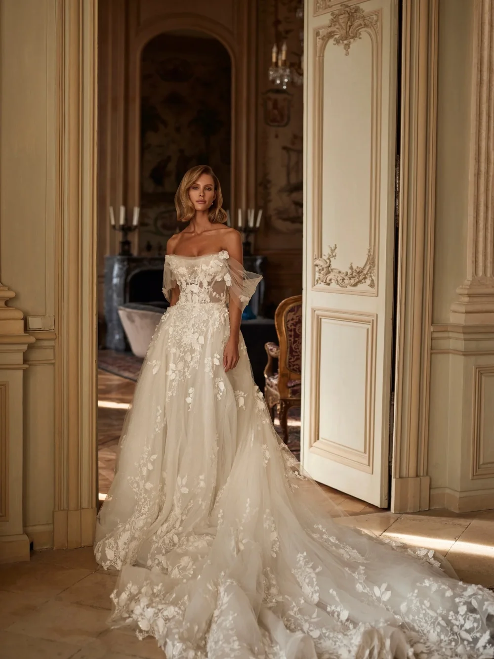 Urocza suknia ślubna z odkrytymi ramionami, elegancka suknia bez rękawów, seksowna koronkowa suknia ślubna w kształcie litery A, aplikacje, długość do podłogi, możliwość personalizacji.