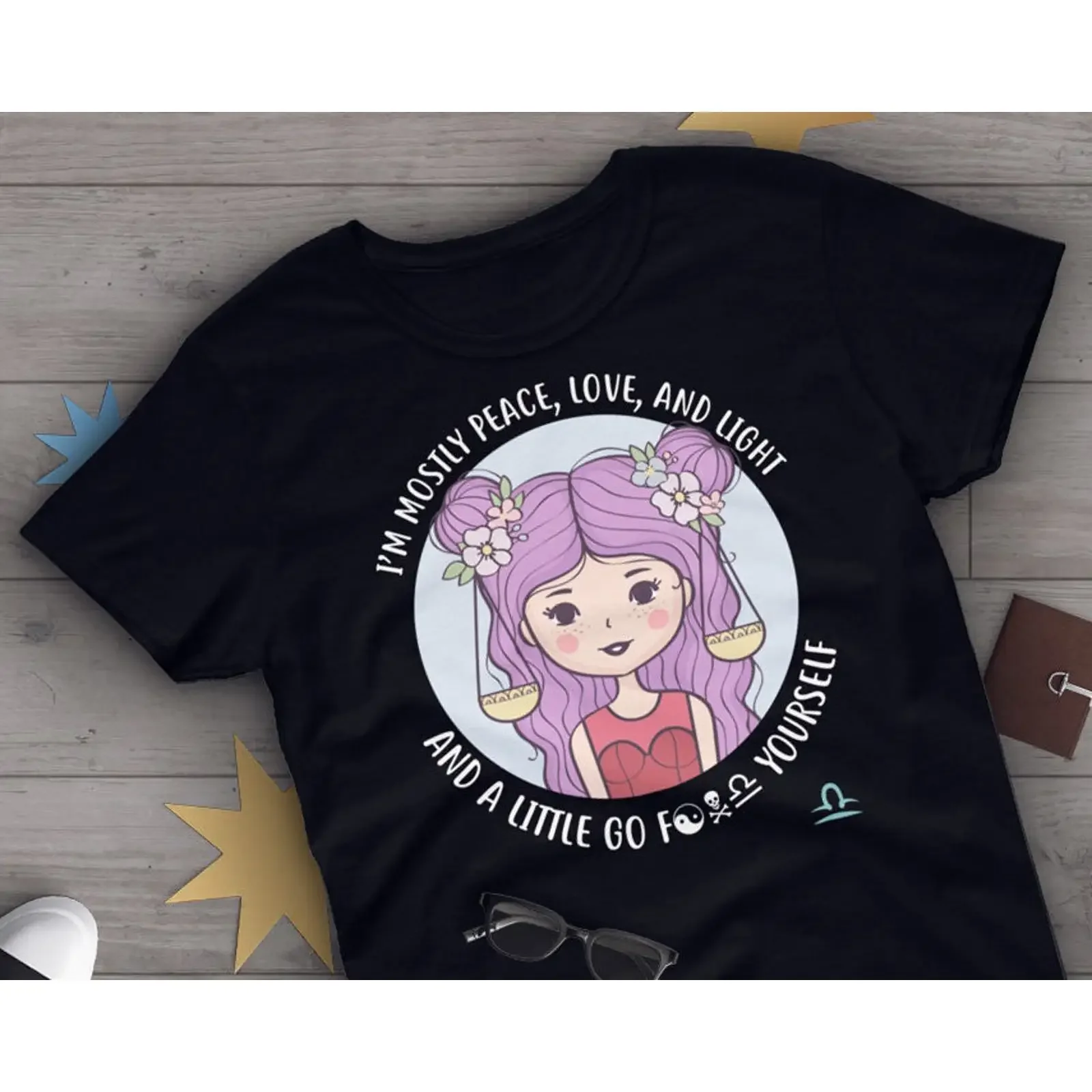 Camiseta divertida con una frase atrevida sobre la paz, el amor y la luz, con motivos del signo de Libra, ideal como regalo de cumpleaños para amantes de la astrología y los horóscopos. Diseño vintage con efecto desgastado.