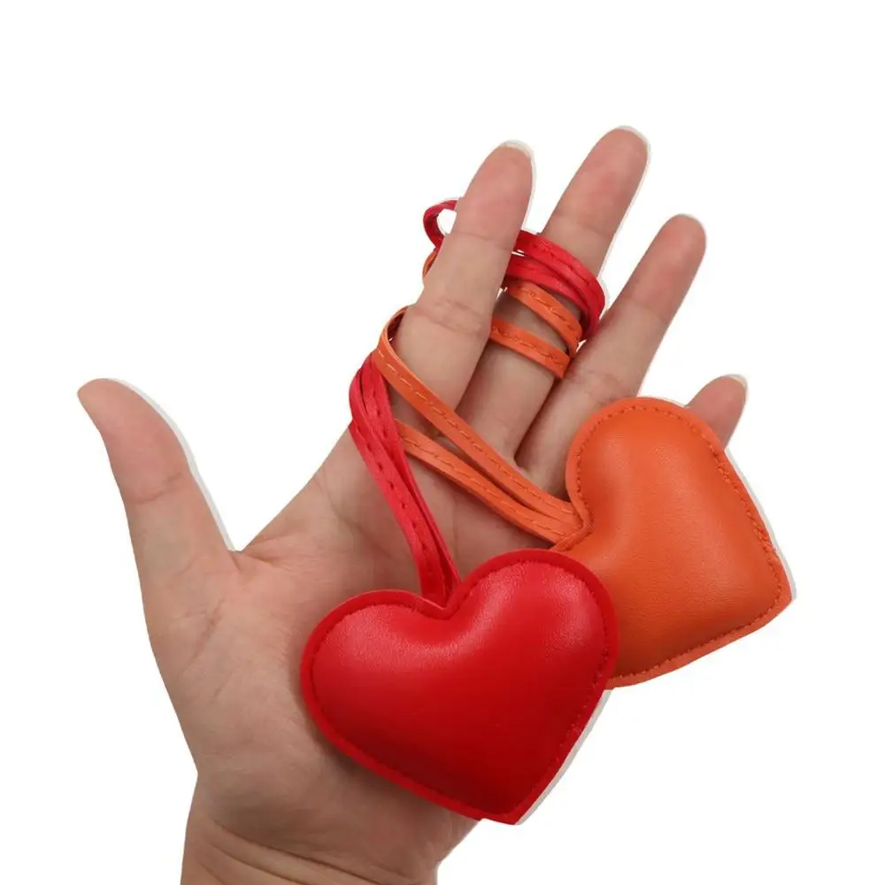 Porte-clés en cuir PU multicolore en forme de cœur, dessin animé d'amour, cintre de voiture, 14 couleurs, pendentif de sac pour femmes
