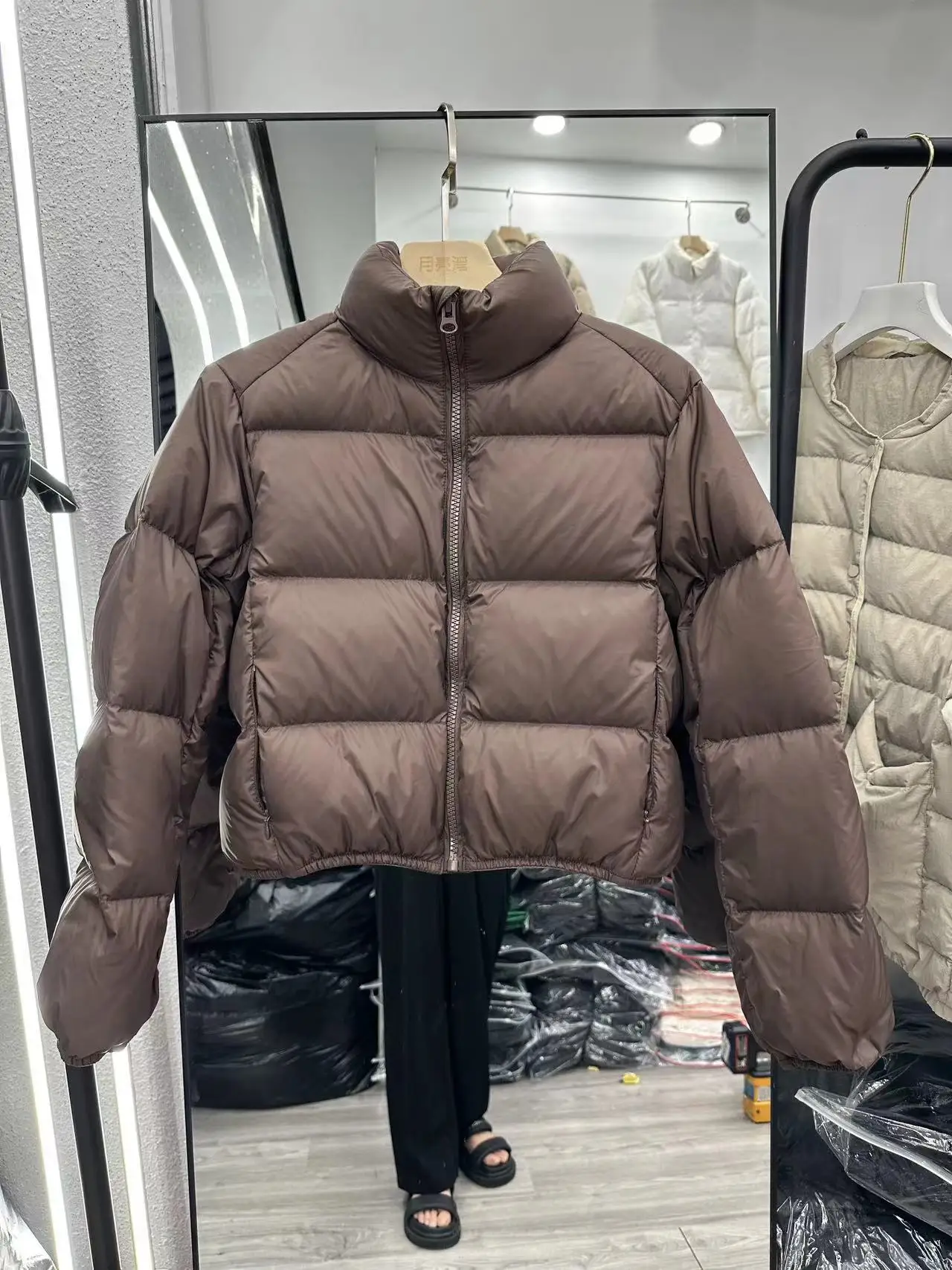 

Желтая парка-пуховик с деталями в стиле пэчворк для женщин: альтернативная мода, субкультурный стиль, аутентичный инди-стиль, для нишевого рынка, особенный и элегантный дизайн.