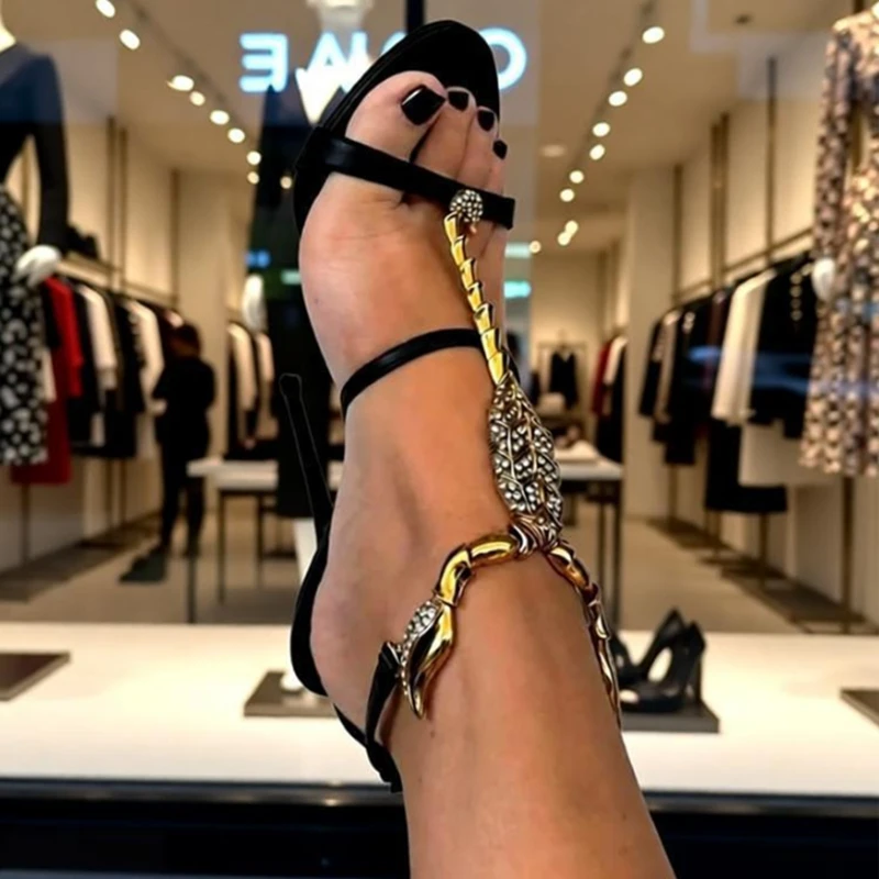 

Сексуальные босоножки на высоком каблуке с Т-образным ремешком и металлическим черным бриллиантовым ремешком с пряжкой и ремешком, банкетные модельные туфли
