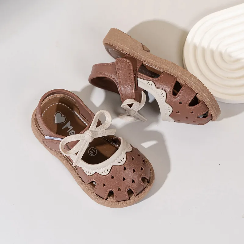 2026 الصيف الفتيات الصنادل المسطحة الجوف التدريجي موضة Bowknot أنيقة للأطفال صنادل شاطئ عدم الانزلاق السببية الاطفال الصغار الصنادل