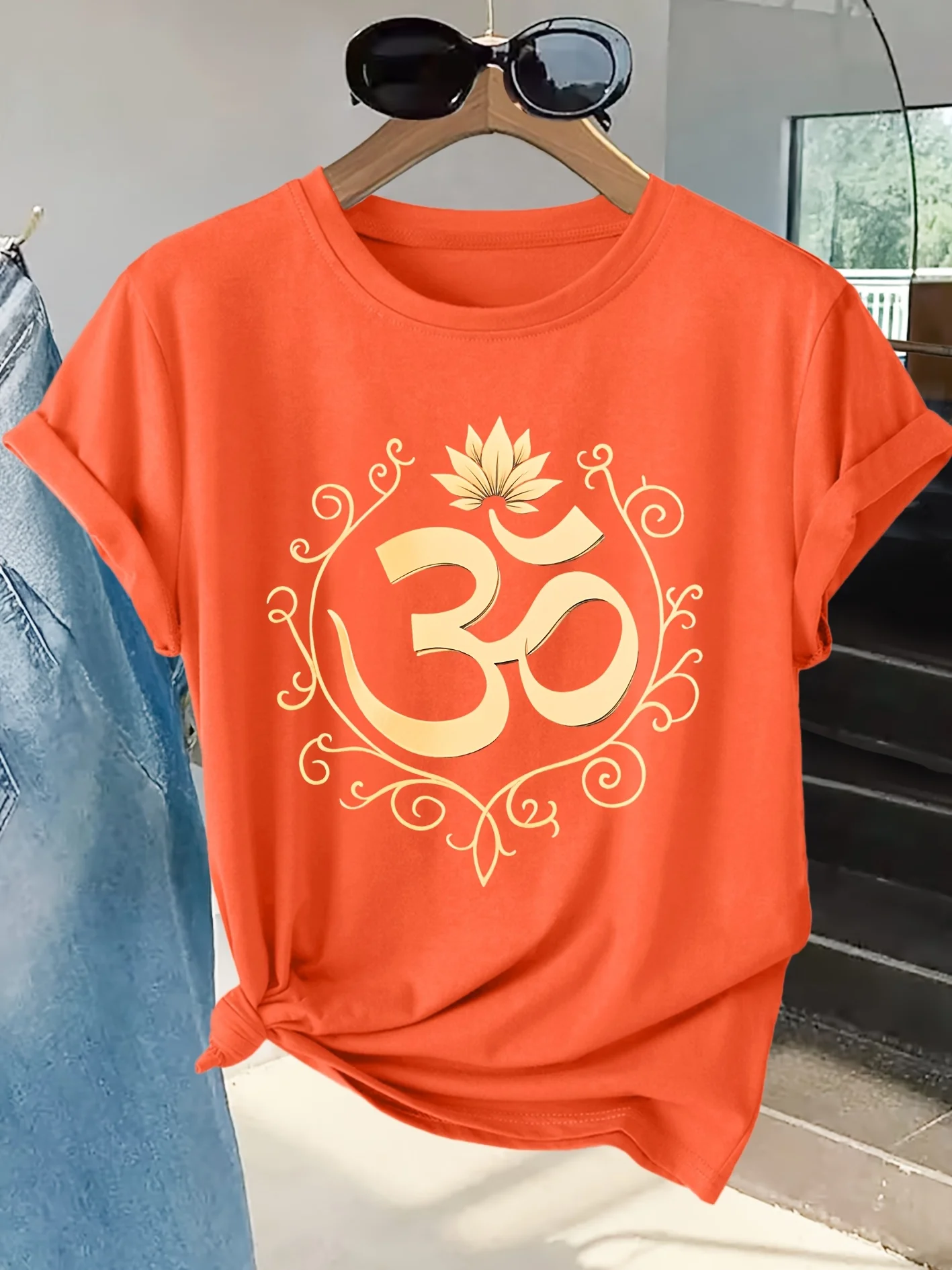 Women's Short Sleeved T-shirt with Gold Lotus OM Totem Print T-shirt, Comfortable Round Neck T-shirt Home and Outdoor Casual Top