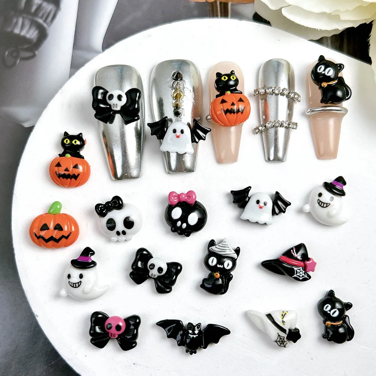 ชุดตกแต่งเล็บเรซิ่นรูปผีฟักทองน่ารัก 20 ชิ้น ลายการ์ตูน หมวกวิเศษ หัวกะโหลก โบว์ ชุดฮาโลวีน สำหรับตกแต่งเล็บ DIY