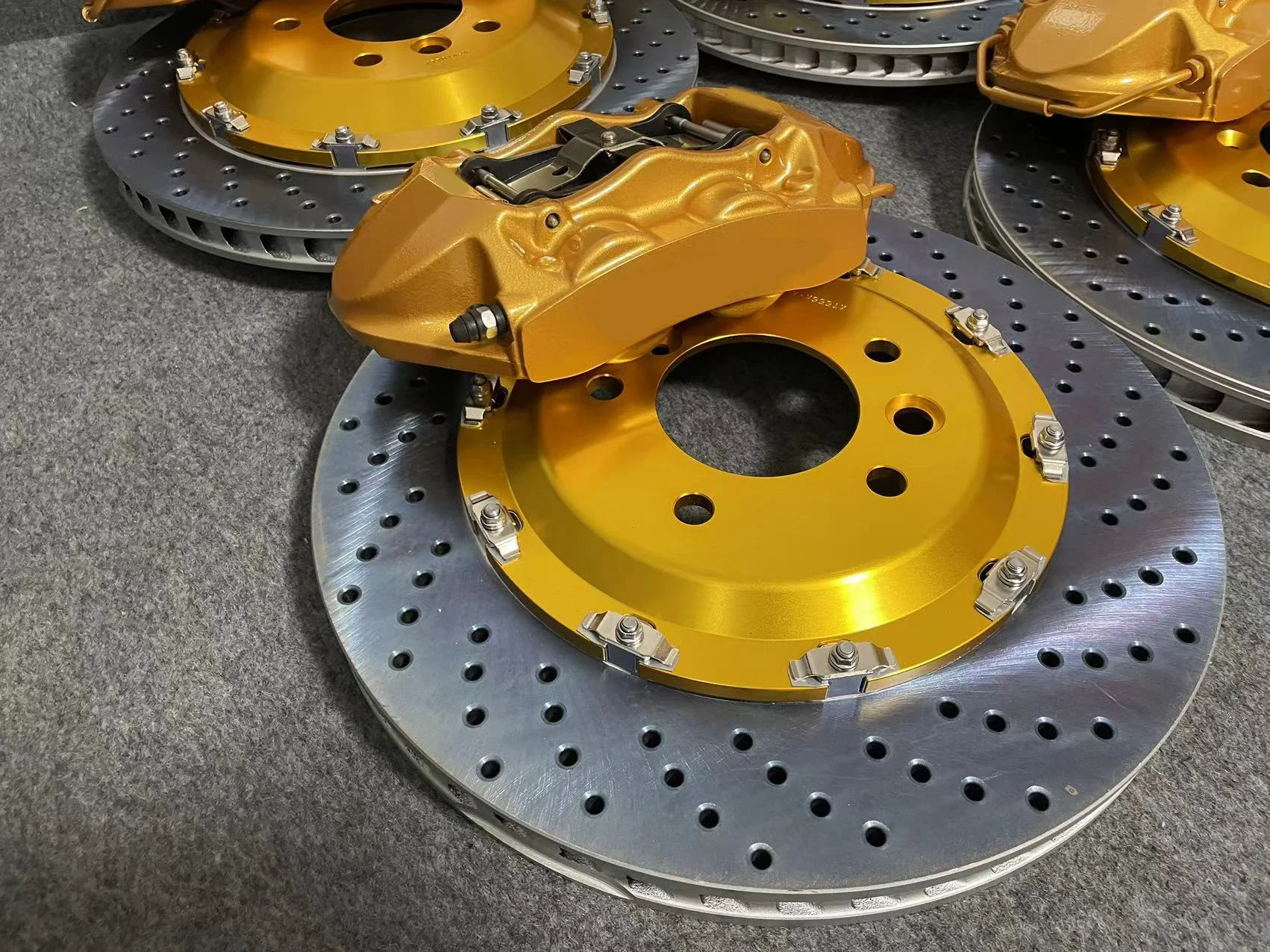 ترقية مجموعة الفرامل الكبيرة 6 مكابس الفرامل الفرجار ل ايسوزو d'max 2022 6 بيستونز مجموعة الفرامل لسلسلة f