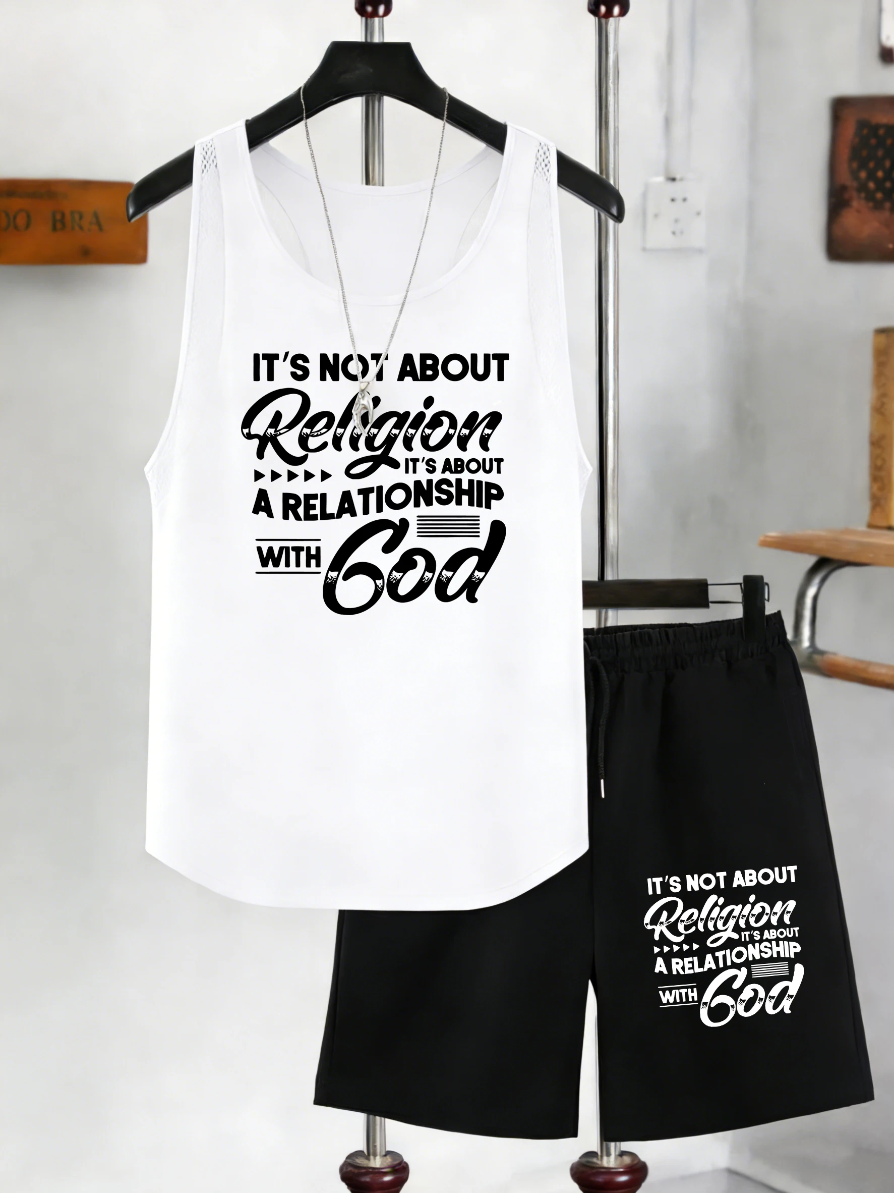 

Мужской комплект: майка с принтом «Это вопрос отношений к Богу», летний жилет без рукавов, широкие брюки с карманами, шорты на шнурке