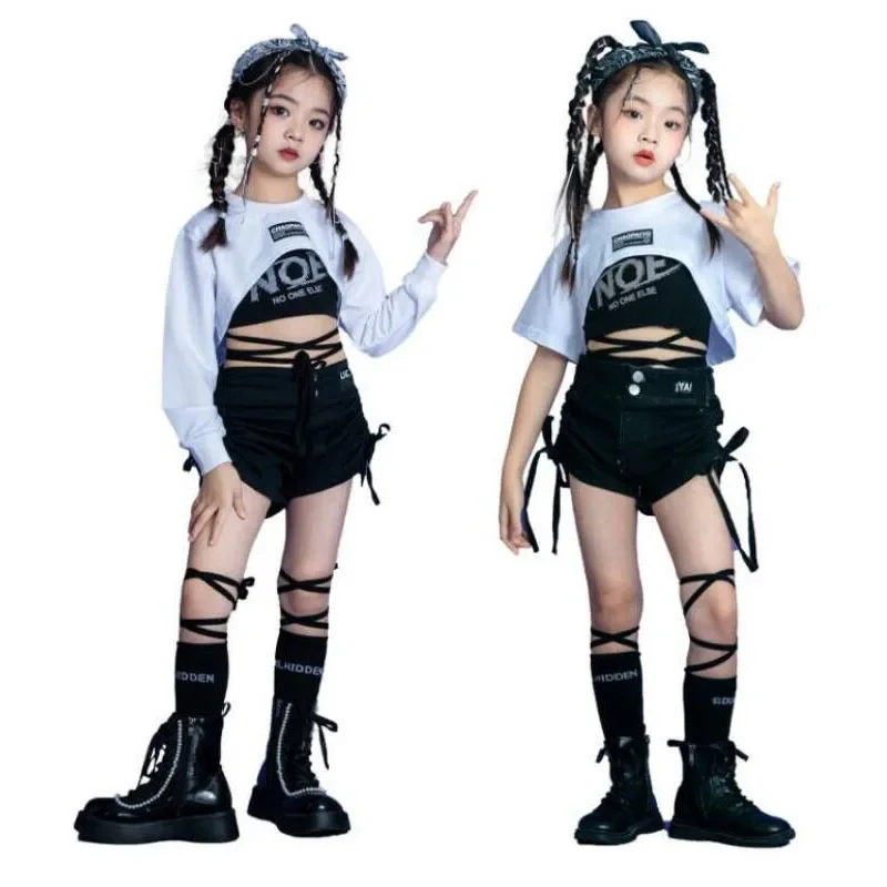 女の子のジャズダンスコスチューム、ティーンエイジャーのショー服、キッズシャツトップス、ミニショーツ、kpopストリートの衣装、ヒップホップウェア、白、コンサート