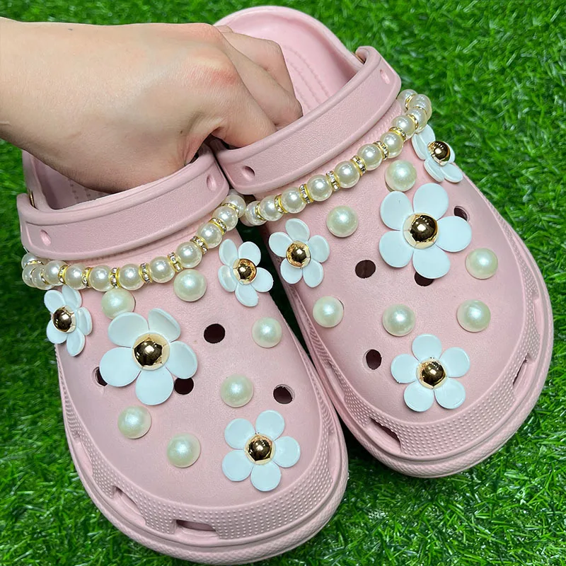 Conjunto de decoración de perlas de lujo para niños y mujeres, zapatos de flores blancas, sandalias, dijes, accesorios de zapatos con agujeros, envío gratis