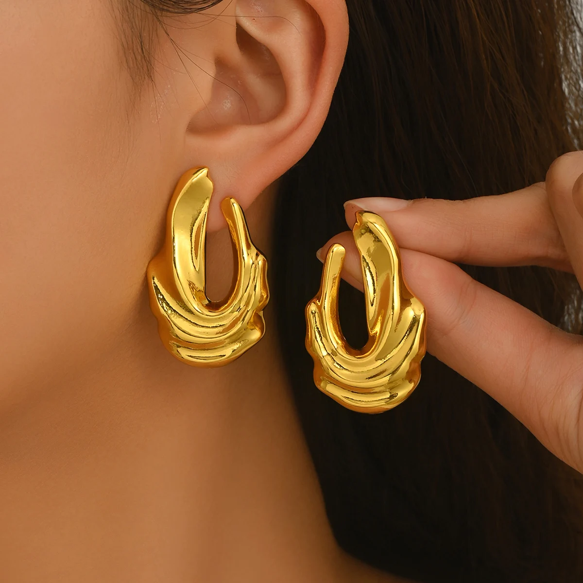 Vintage Gold Irregular U-shaped Earrings Chunky Liquid Metal Wave Drip Studs Y2K Aesthetic Jewelry for Women Daily Party Wear