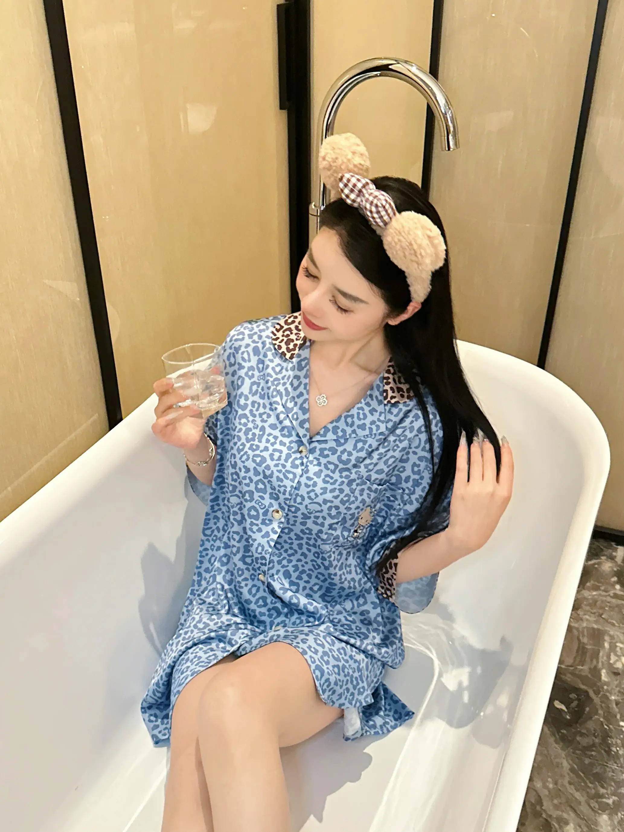 豪華なヒョウ柄スリープドレス女性の夏のハイエンドアイスシルク半袖プラスサイズシャツホーム服パジャマ