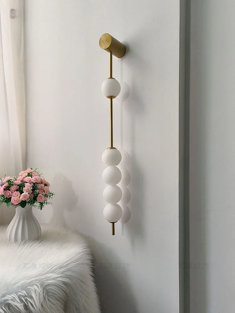 مصباح جداري بجانب السرير لغرفة النوم الفرنسية من وابي سابي، أريكة غرفة المعيشة الرجعية، خلفية الجدار، كريم الرياح، قلادة المشاهير على الإنترنت، مصباح pl