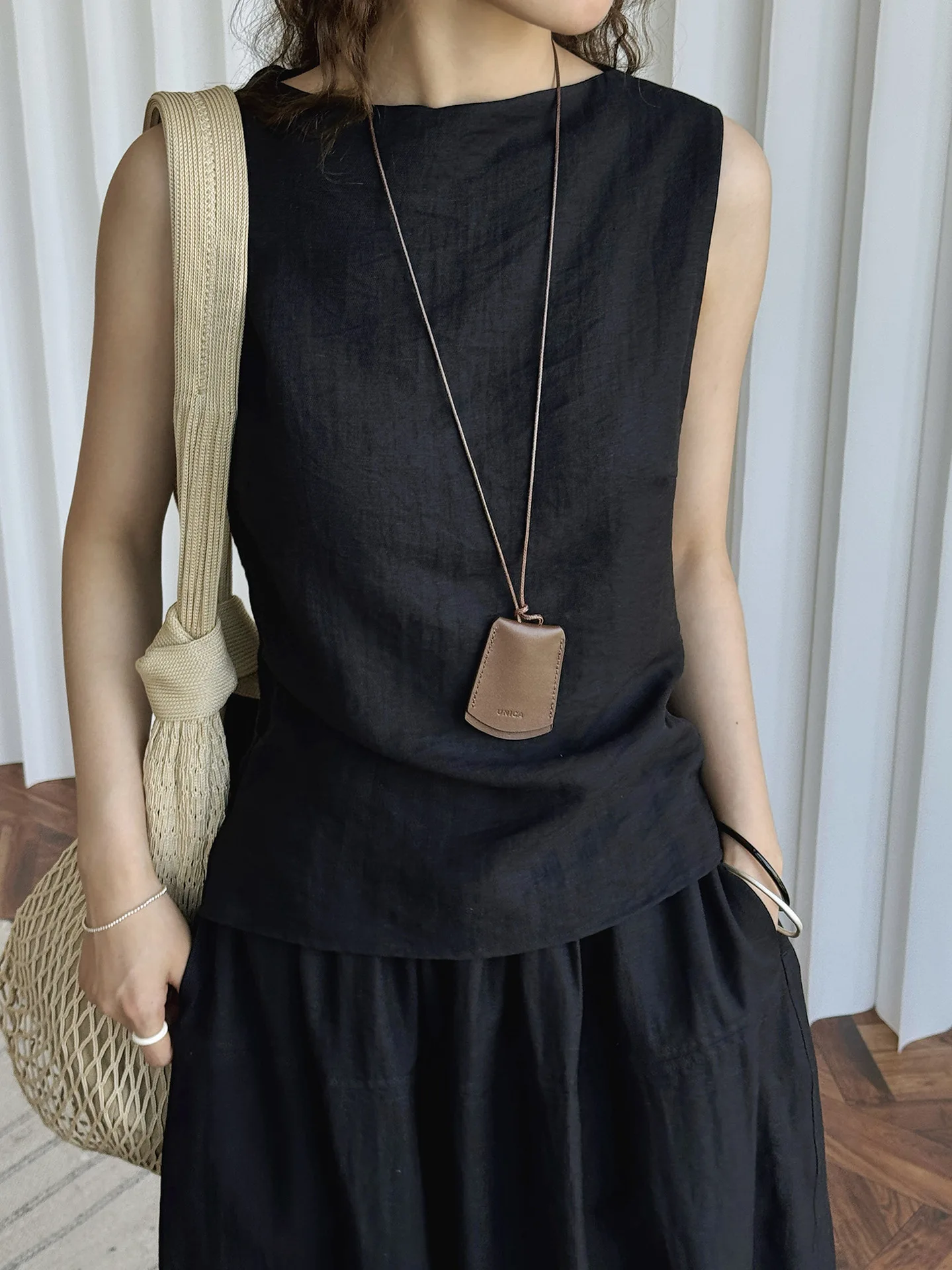 Camiseta feminina clássica branca preta elegante sem saia