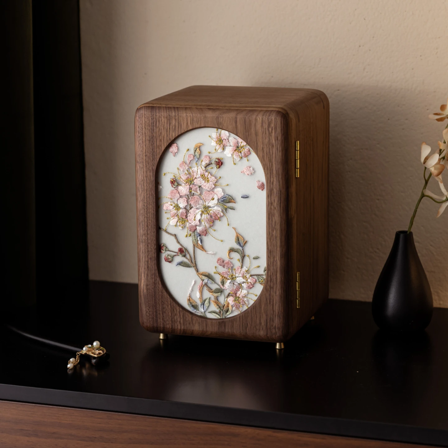 Black walnut solid wood jewelry box storage box high-end exquisite light luxury gold jewelry hand jewelry birthday wedding gift