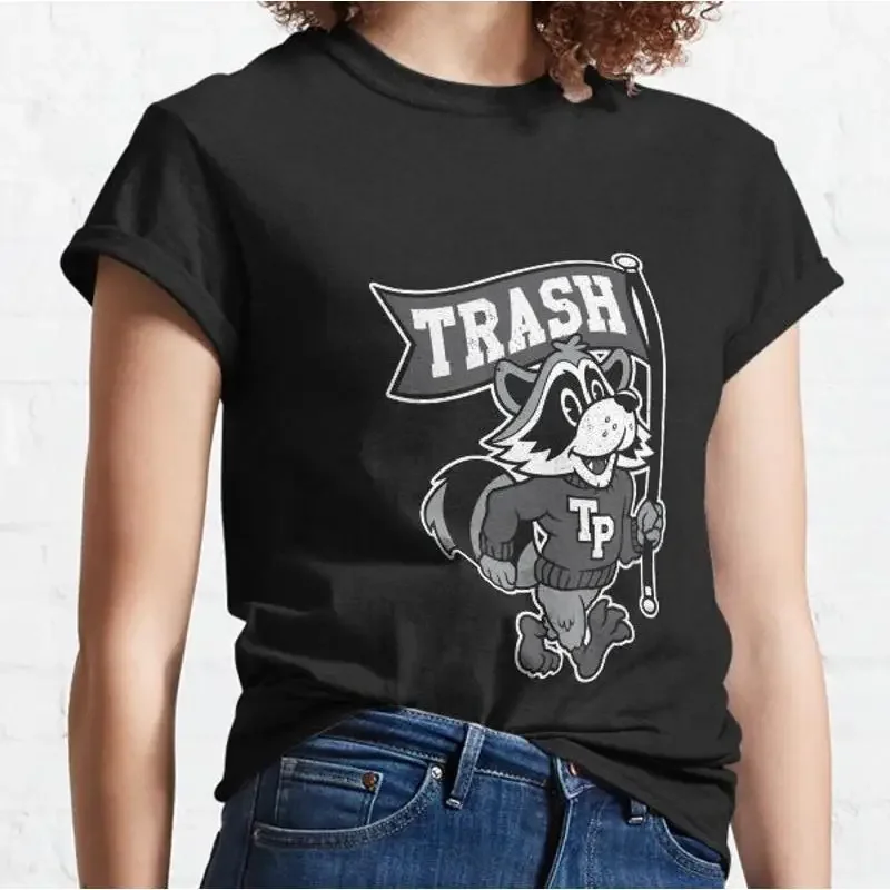 Camiseta clásica con diseño de mascota universitaria de mapache desgastado estilo vintage de Go Trash Pandas