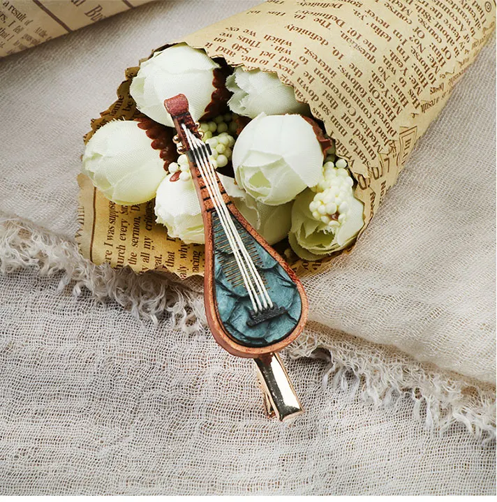 

Handmade leather violin pipa mini hairpin with vintage design cowhide hair accessory heart-shaped head ornament for decoration