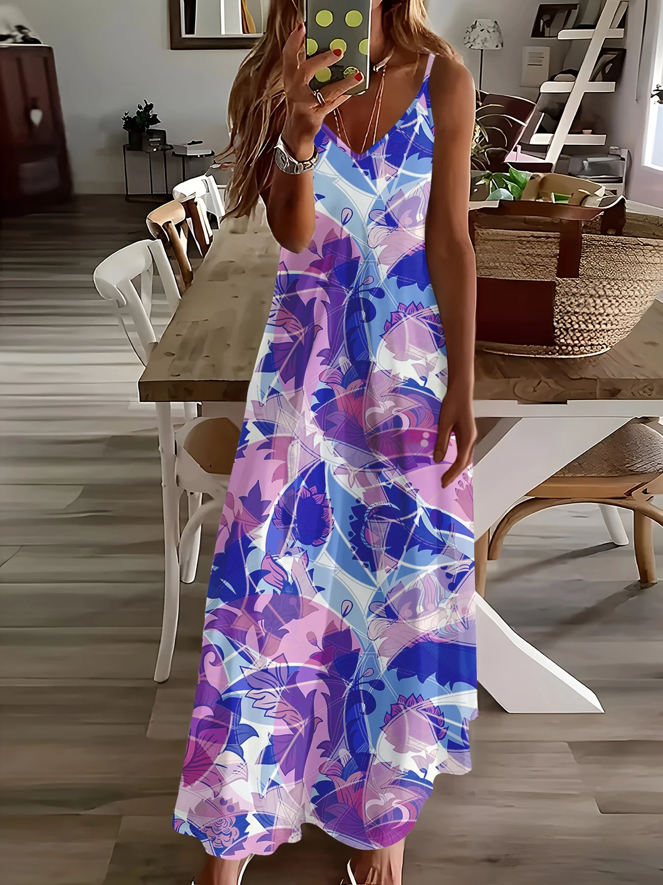 

Повседневное макси-платье с контрастным цветочным принтом