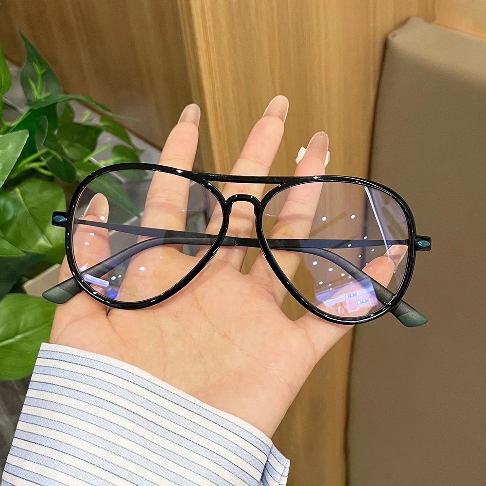 Pilot-style double-beam large-frame reading glasses with anti-blue light high-definition resin lenses, soft silicone nose pads for comfortable wear by middle-aged and elderly individuals
