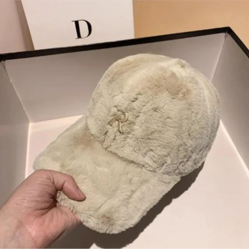 The fur imitation baseball cap for autumn and winter is warm thick fashionable making face smaller