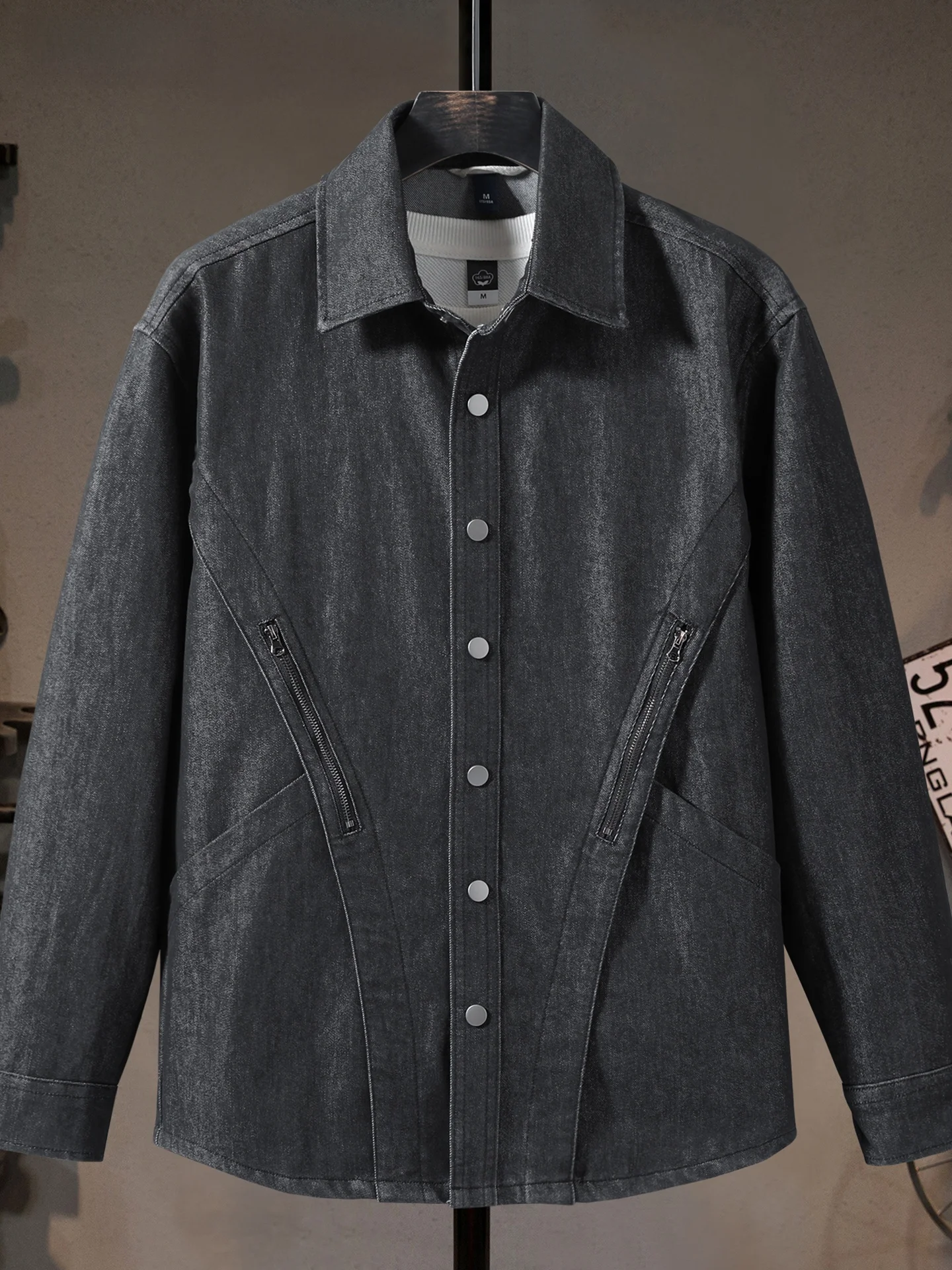 

Модная черная джинсовая куртка для мужчин: повседневная, удобная, в американском стиле, высококачественная, для активного отдыха, ежедневных поездок, деловых встреч и путешествий.