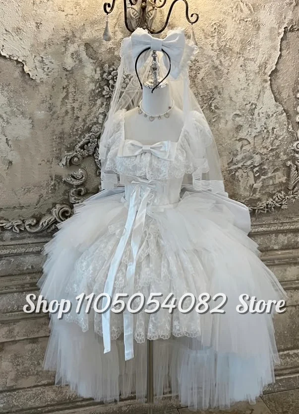 Suknie ślubne w kształcie łabędzia, szyte na miarę, z kwadratowym dekoltem, krótkim rękawem, koronkowymi falbanami, krótkim plisowanym, bufiastym dołem.