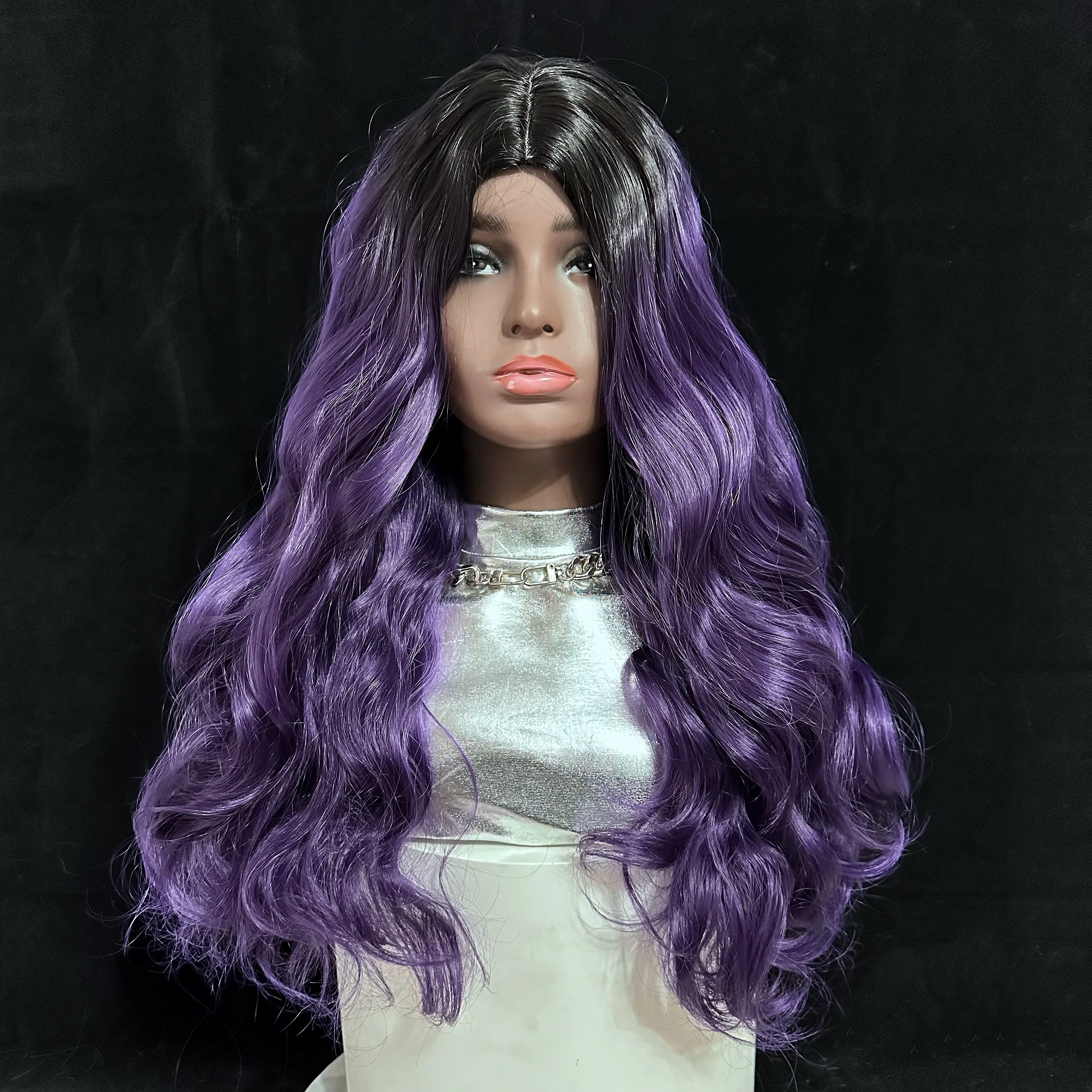 Wig sintetis bergelombang coklat emas panjang warna ungu dengan poni untuk Wig rambut Cosplay harian wanita gunakan Wig rambut tahan panas alami