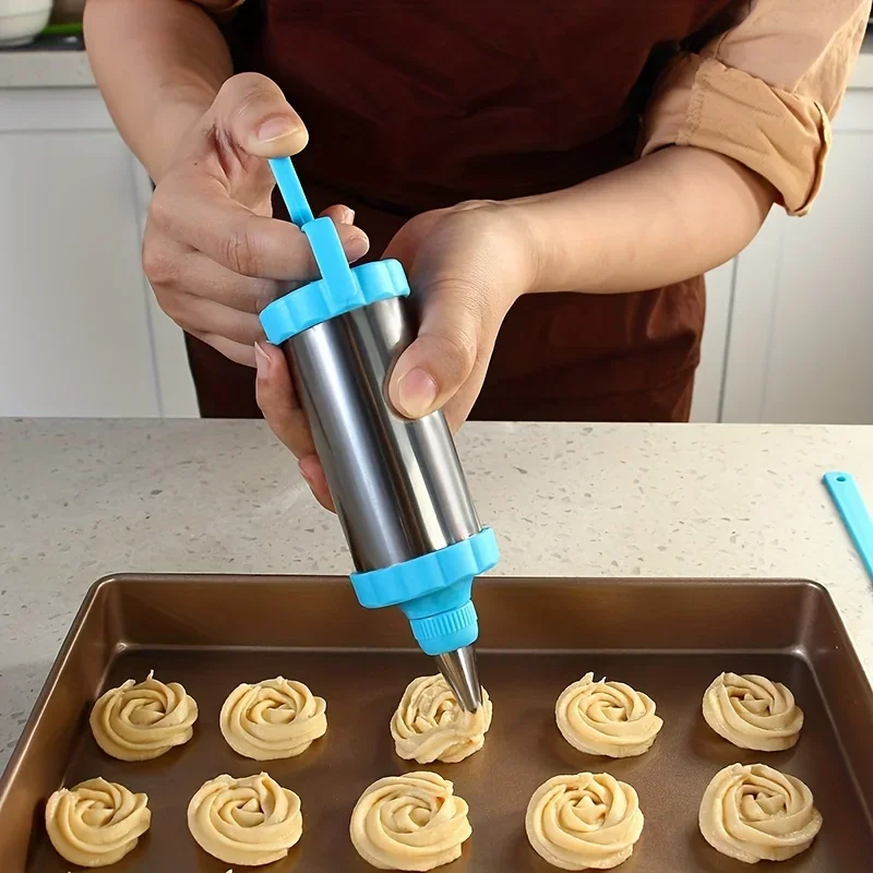 5pcs Stainless Steel Icing Gun Set with 3 Tips（Random style） and 1 Spatula for Professional Cake Decoration
