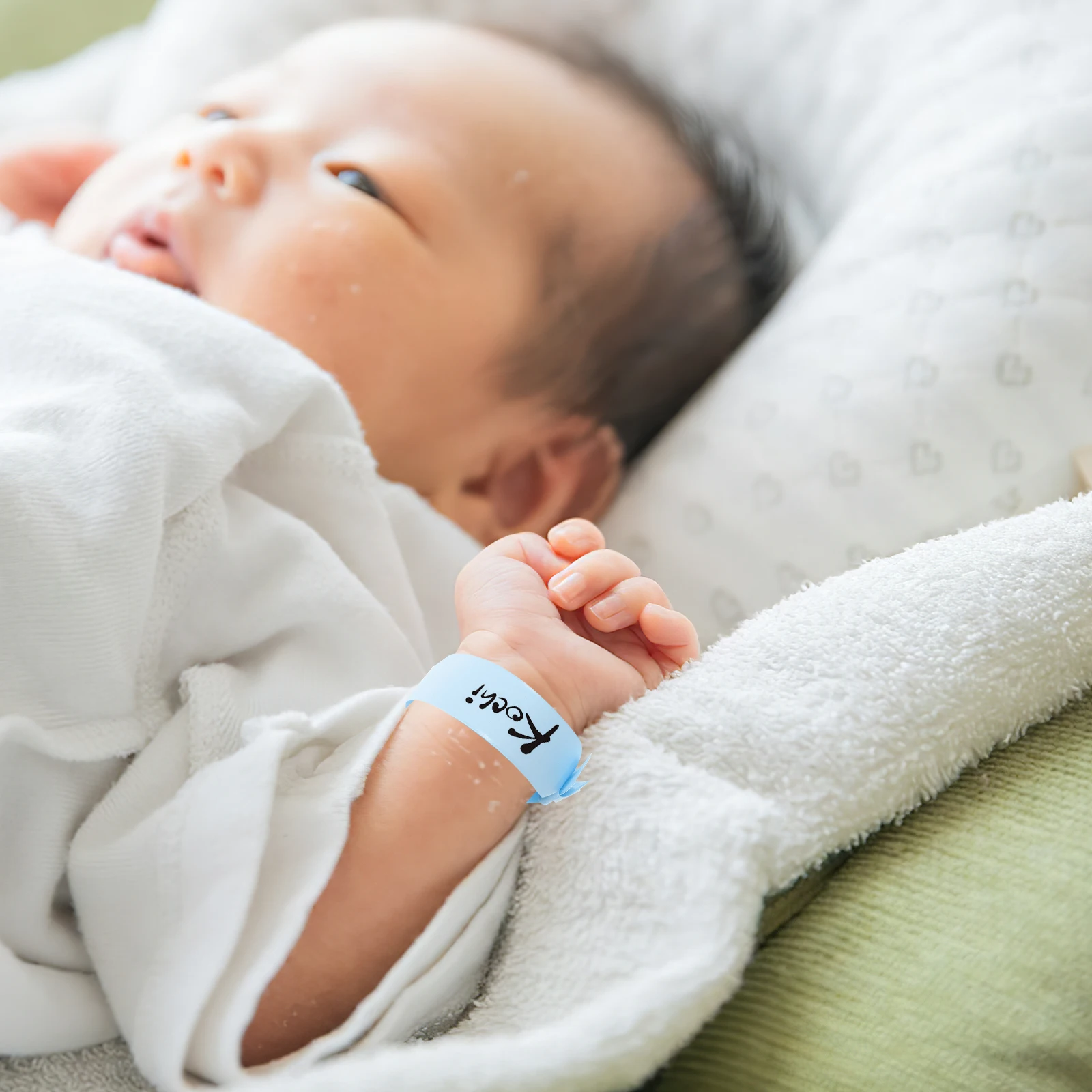 

100Pcs Disposable Newborn Wristbands PVC Medical Id Bands for Hospitals Waterproof Soft Skin-Friendly Writable Identification