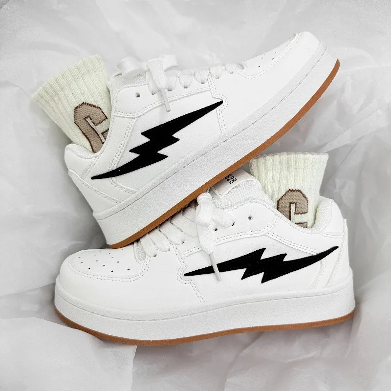 Novos tênis de pão de casal elegantes e modernos