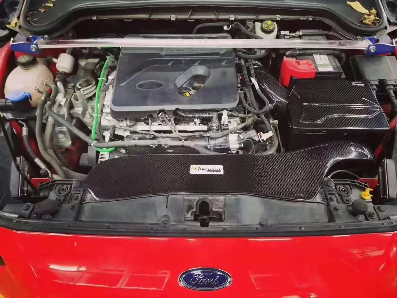 2025 جديد ملمس سطحي أنيق وواضح 100% نظام دخول الهواء البارد من ألياف الكربون الجافة لفورد فوكس 1.5T