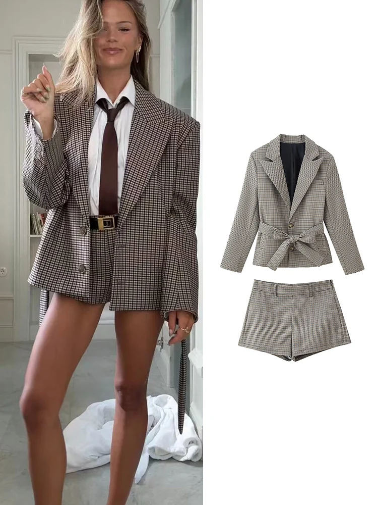 

Модный винтажный свободный клетчатый костюм: пиджак с поясом и шорты. Универсальный повседневный городской женский комплект.