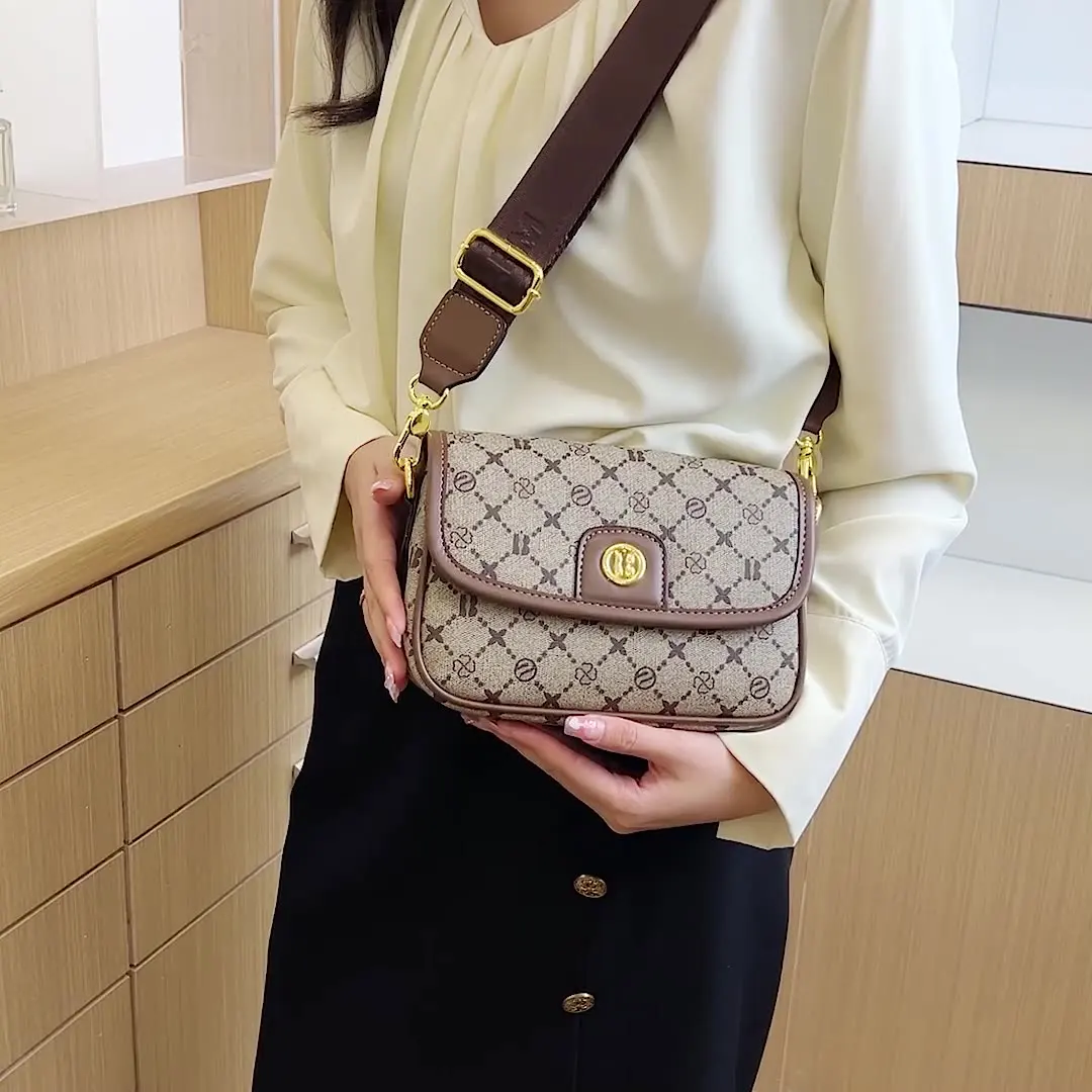 

2024 Women's bag Fashion saddle bag Upscale single shoulder crossbody bag Women's letter printed small square bag C027