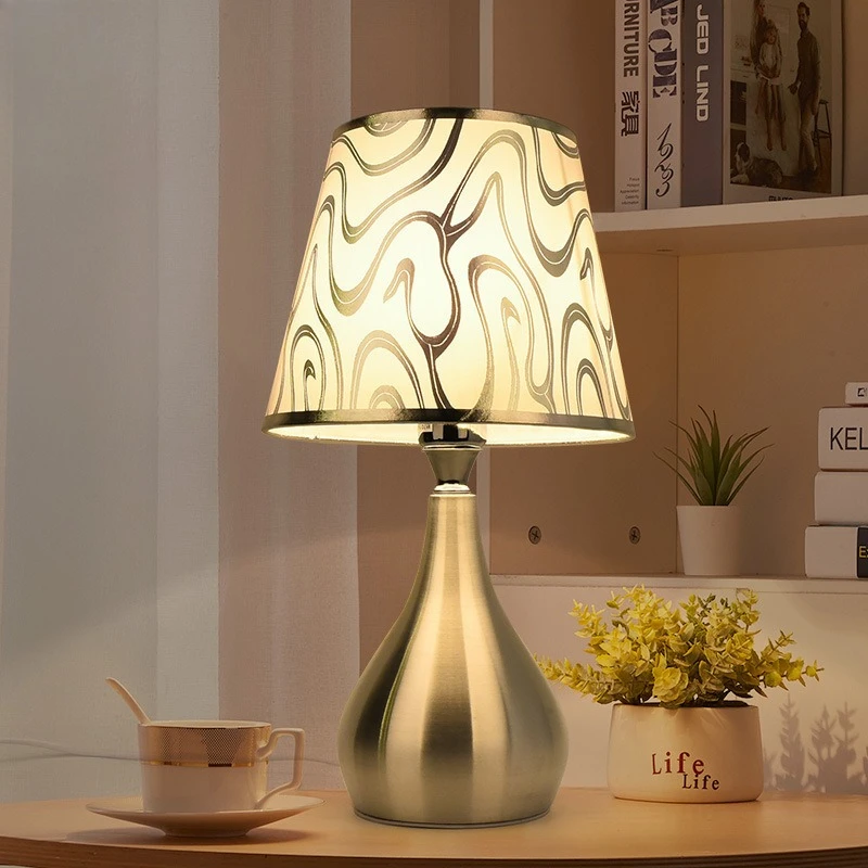 

European Luxury Minimalist Floor Lamps Hotel Room Decor Creative Bedsides Foyer Study Bedroom Wrought Iron Fabric Table Lights