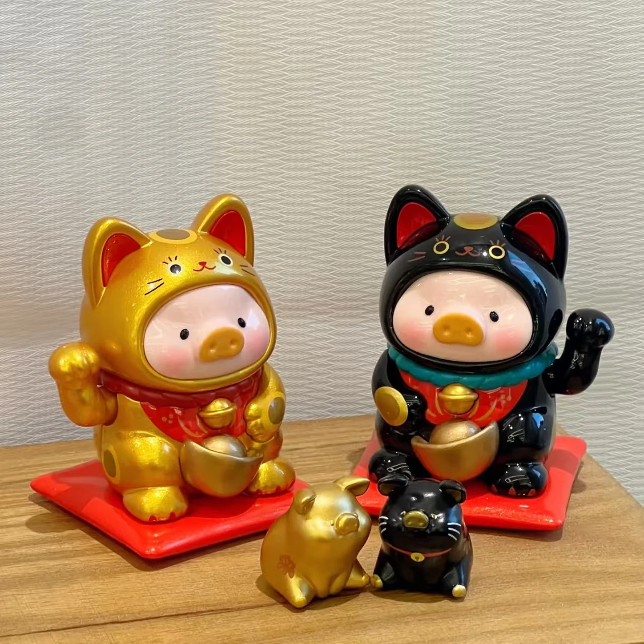 

Original New Canned Pig Lulu Pig New Year Gift Mystery Box Trendy Play Lucky Cat Desktop Decoration Anime Figures Kawaii Model