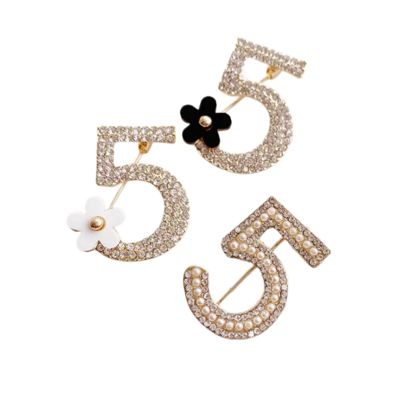 Women's Rhinestone Number 5 Flower Brooch Crystal Pearl Classic Figure Label Pin Fashion Accessory Gift for Cloths