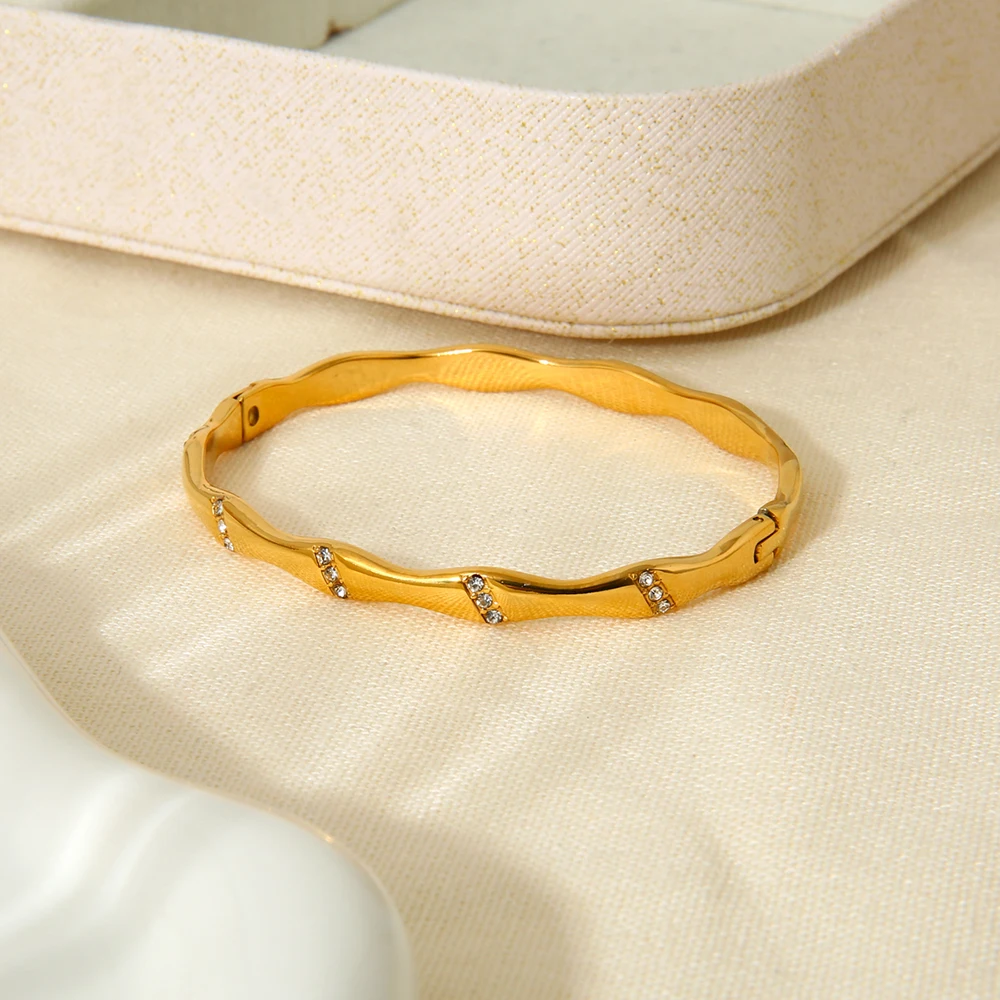 New 18k Gold Plated Stainless Steel Wavy Shaped Glass Stone Paved Bangle Bracelets for Women Waterproof Hand Jewelry Patry Gift