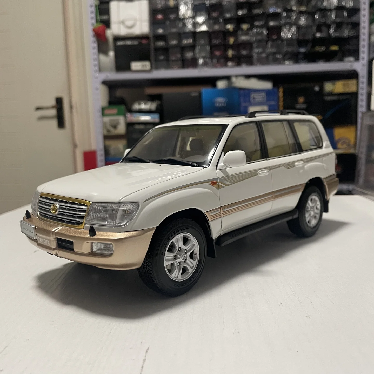 

Масштаб 1:18, литой под давлением сплав, белый Toyota Land Cruiser LC100, игрушки, модель автомобиля, классика, ностальгия, сувенирные подарки для взрослых, статический дисплей