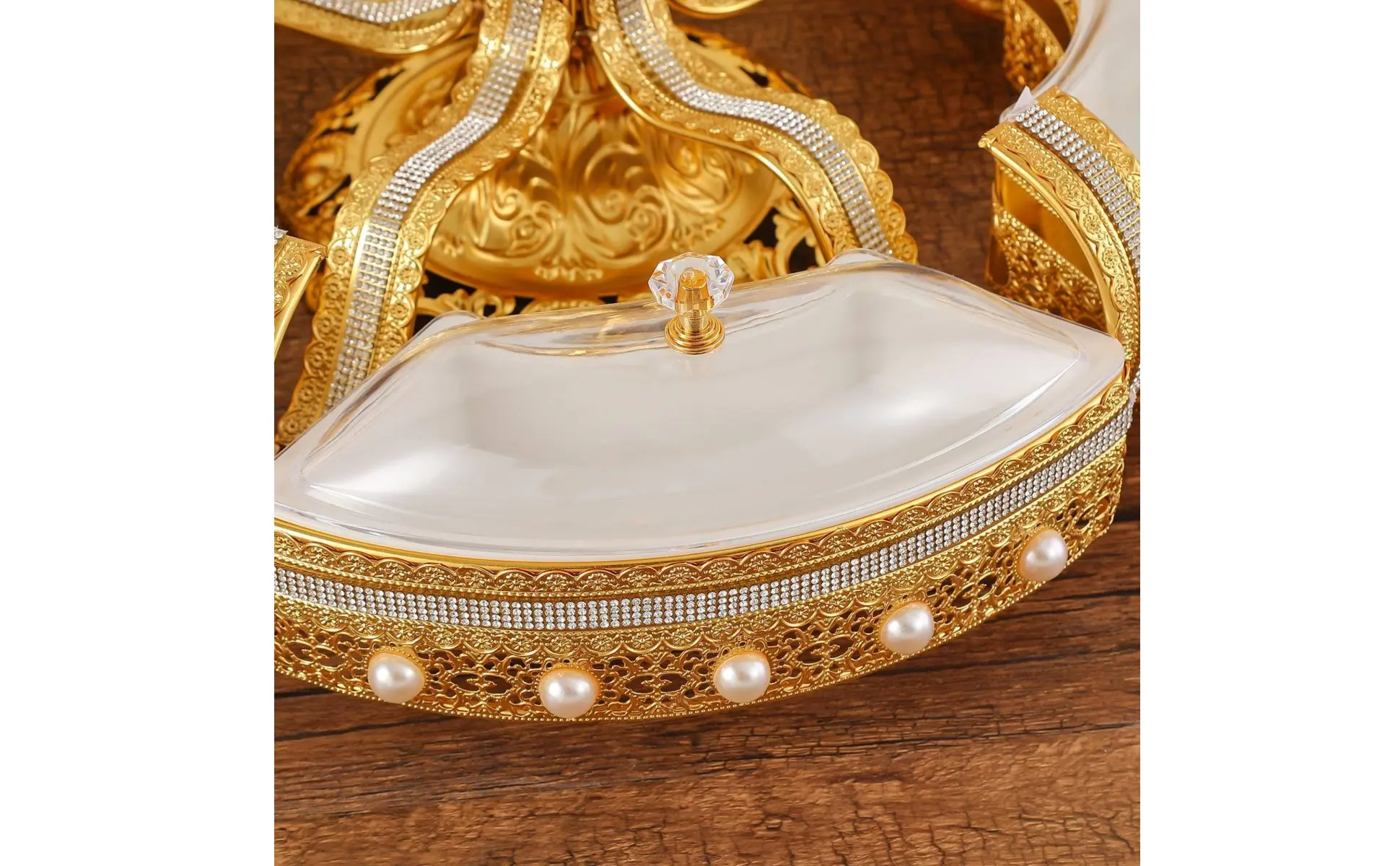 Covered Fruit Tray Lightweight Divided Snack Tray Lidded Snack Platter Dust Protection Decorative Candy Dish Moisture-Resistant