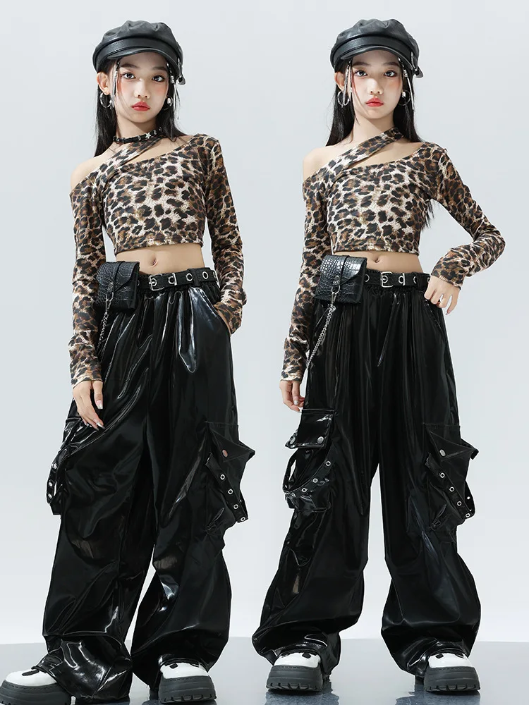 

Детская одежда в стиле хип-хоп, укороченный топ с леопардовым принтом на одно плечо, футболка из искусственной кожи, брюки-карго, шорты с ремешком для девочек, танцевальный костюм, одежда