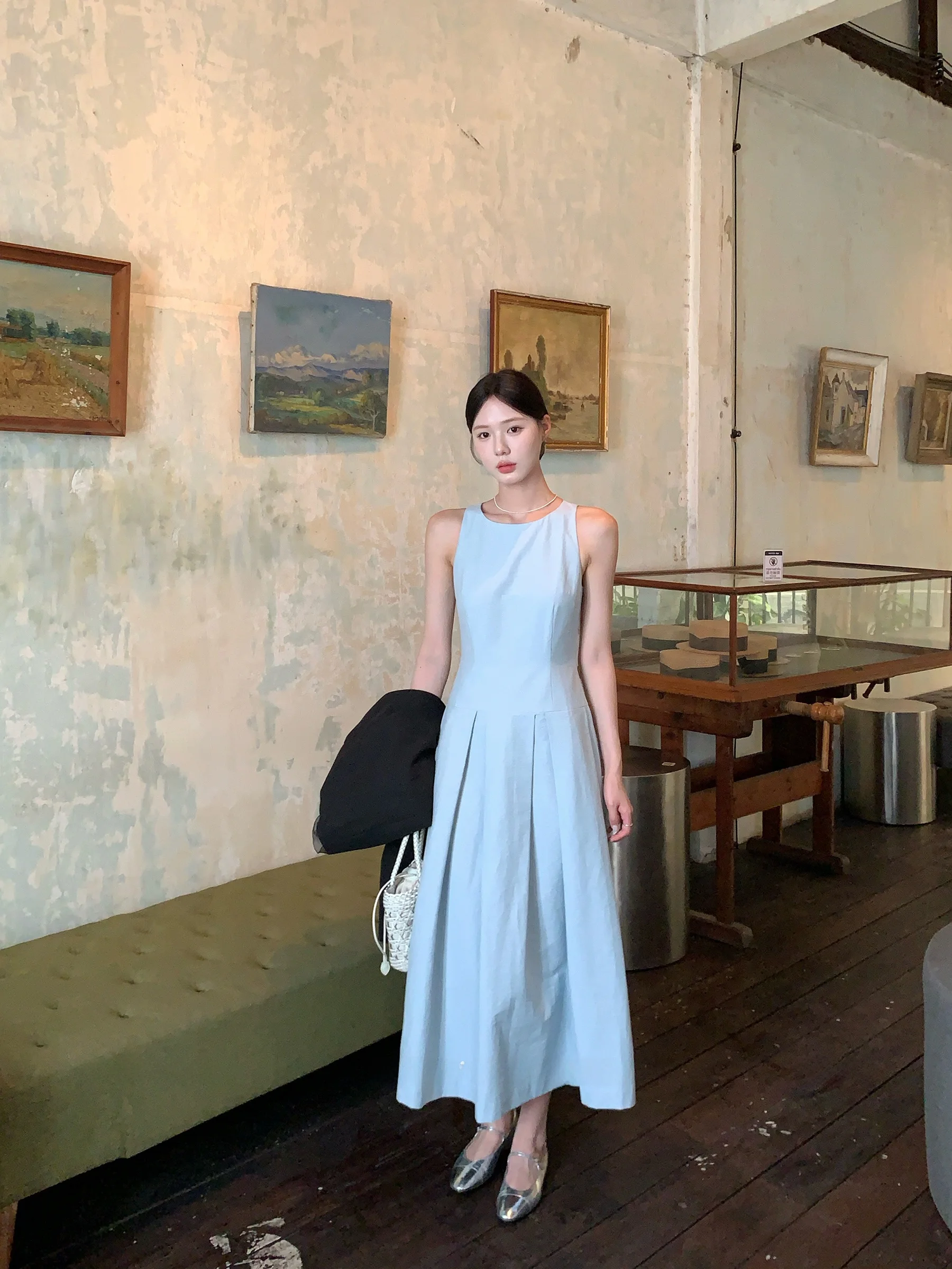 

Весенний повседневный комплект: приталенный топ с круглым вырезом и крупным цветочным принтом, а также юбка А-силуэта из хлопка