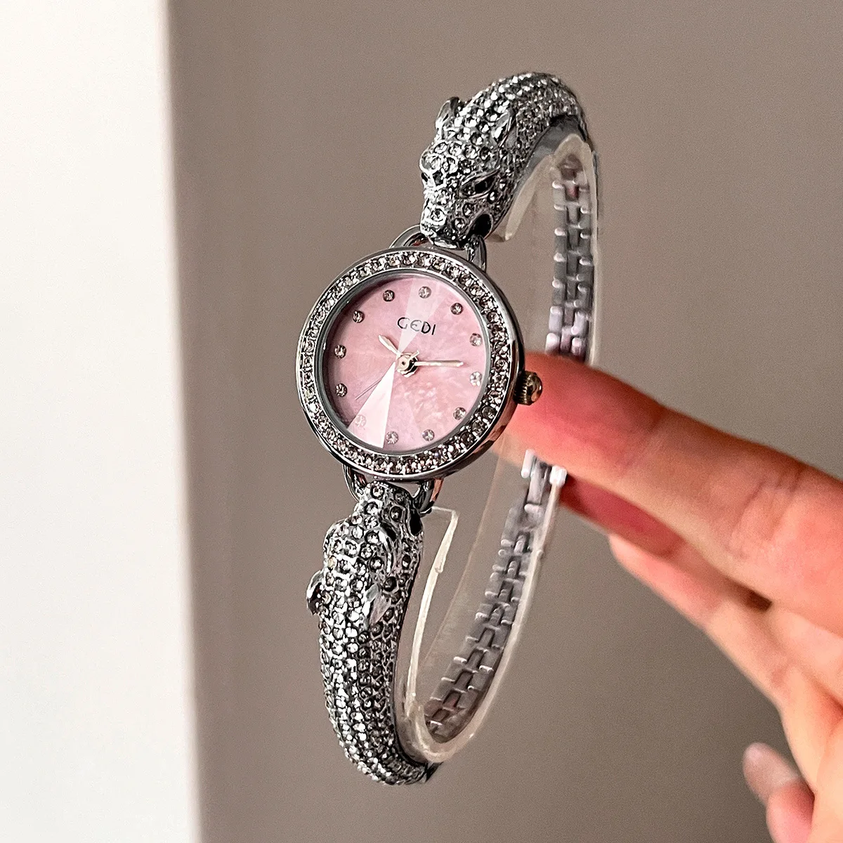 2026 Watch Elegant Leopard Head Bracelet Watches Light Luxury Beauty Diamond Inlaid Waterproof Women Fashion Quartz Wristwatch