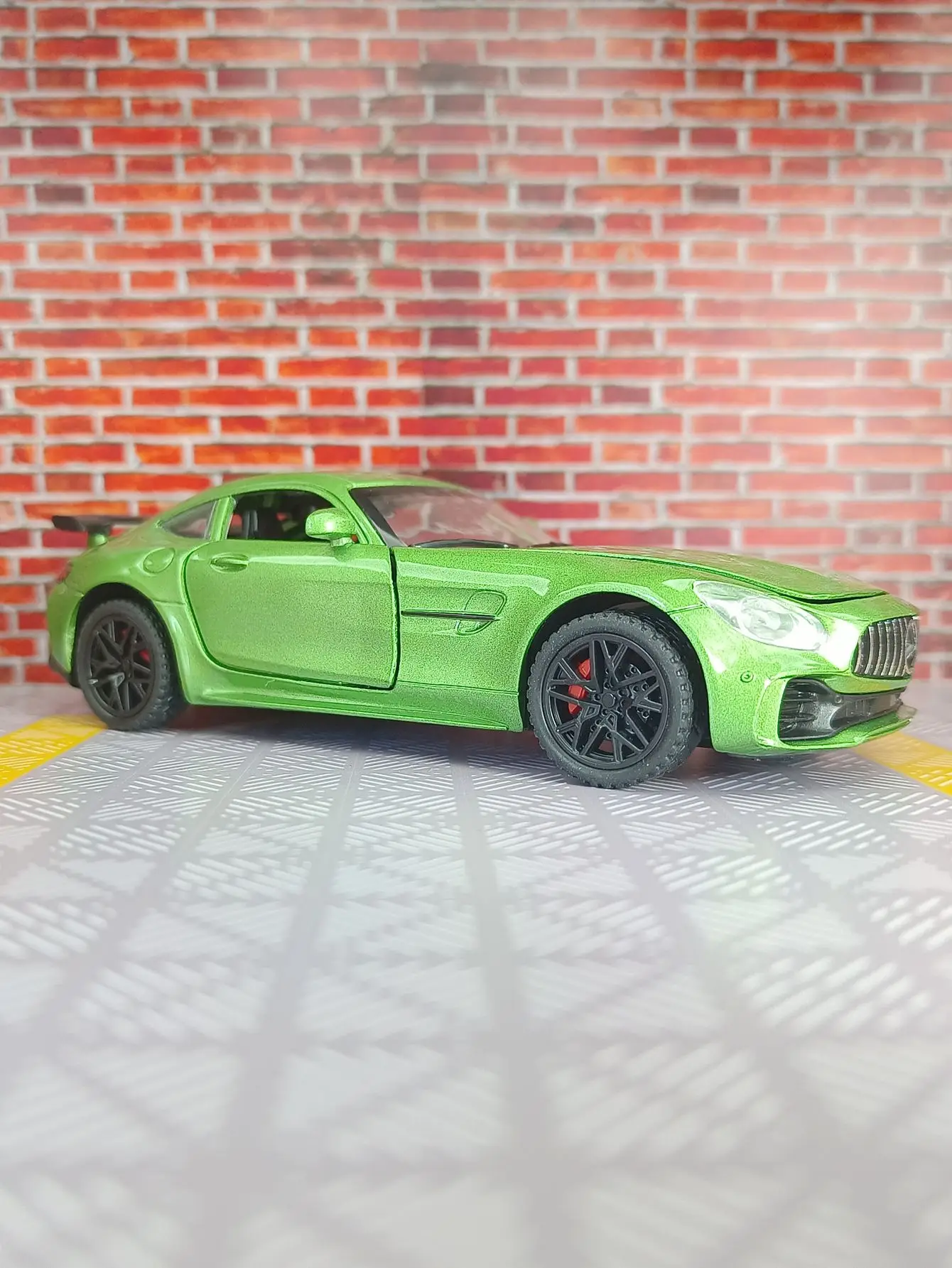 Coche deportivo Mercedes BENZ GTR AMG, modelo de aleación de Metal fundido a presión, luz de sonido, Colección Pull Back, regalos de juguete para niños, 1:32