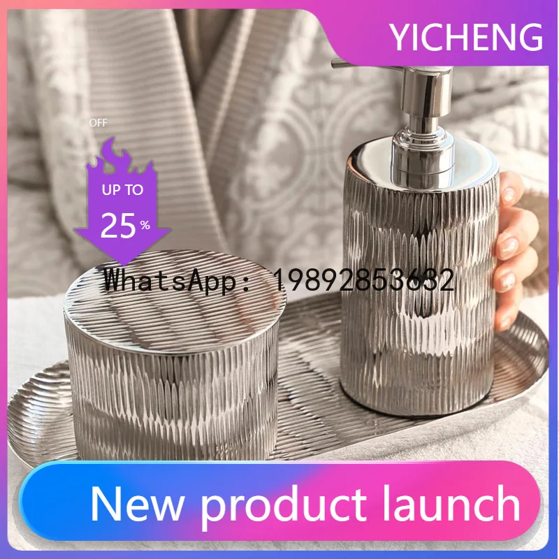 

Набор аксессуаров для ванной комнаты из алюминия серебристого цвета - комплект из трех предметов: овальный поднос, декоративная банка, флакон для лосьона, круглая коробка для хранения, украшение.