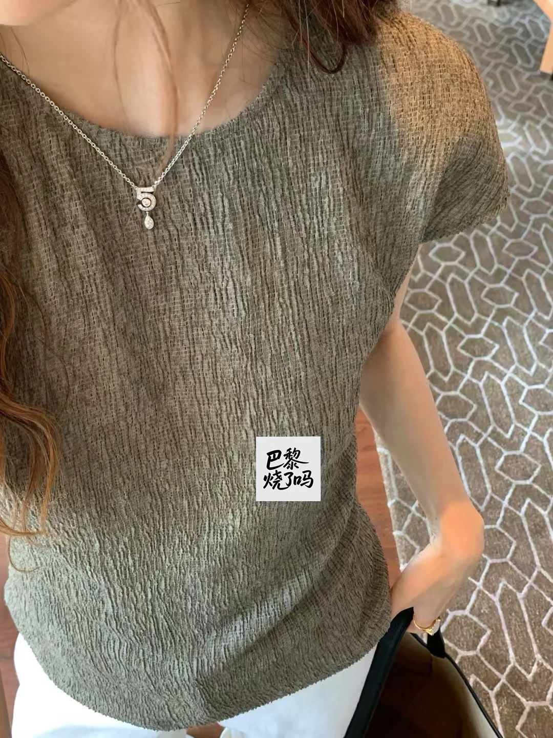 

Женская футболка с плиссированным дизайном и круглым вырезом, модная, универсальная, с эффектом утяжки талии, для повседневной носки, базовая модель.