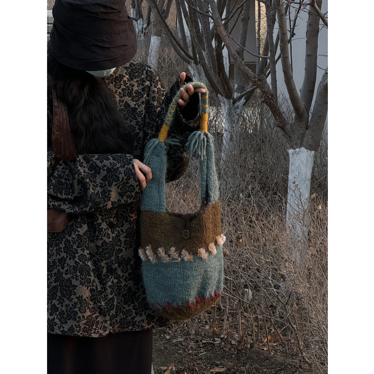 

Fashionable Retro Knitted Hollow Bucket Shaped Shoulder Bag With Contrasting Colors Personalized And High-end Women's Bag Trendy