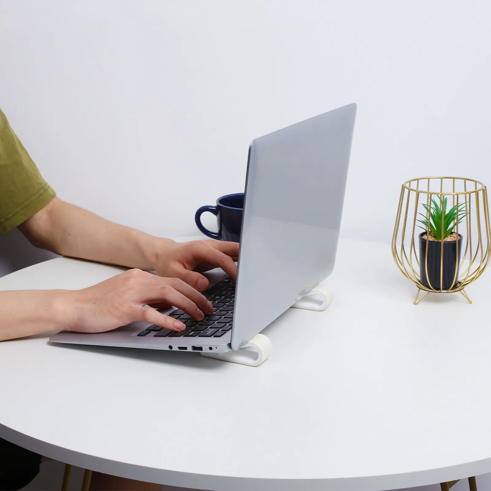 

Подставка для ноутбука (2 шт.), регулируемая по высоте, для эргономичного рабочего угла, портативный охлаждающий кронштейн, нескользящий настольный держатель